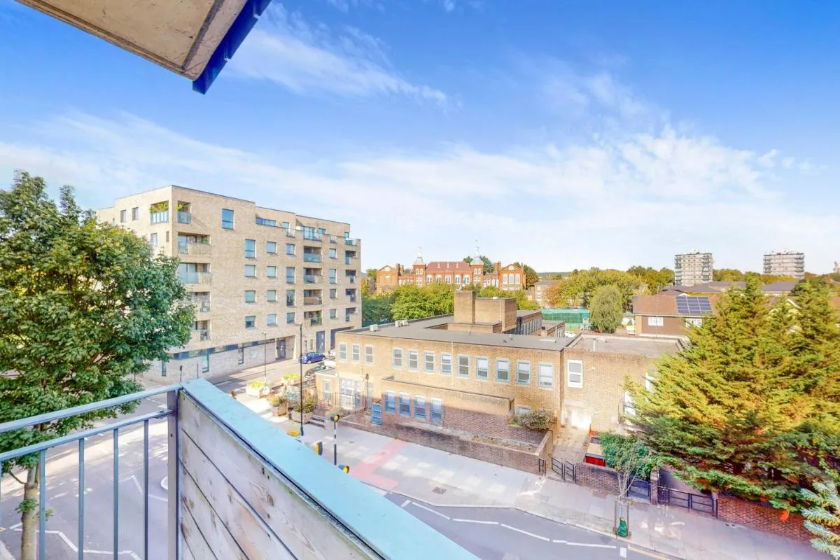 Image 5 of Bright 1-Bed Islington Flat with Balcony & Workspace Near Caledonian Road Tube Station