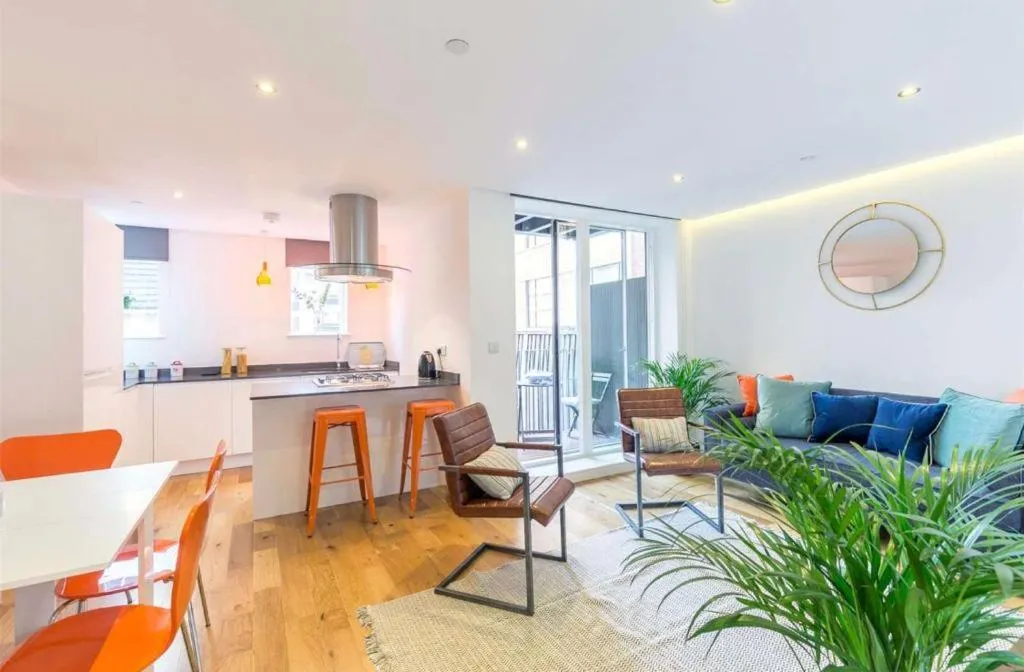 Bright 2BD Flat with Private Balcony and close to Old Street Tube