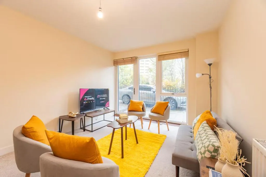 Bright 2BR Flat Parking 1 Min to Tube Metro Next to London Museum – Pass the Keys