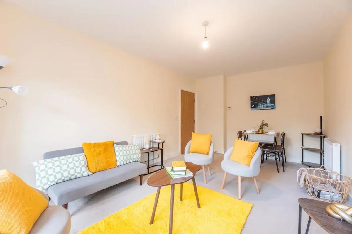 Image 5 of Bright 2BR Flat Parking 1 Min to Tube Metro Next to London Museum – Pass the Keys