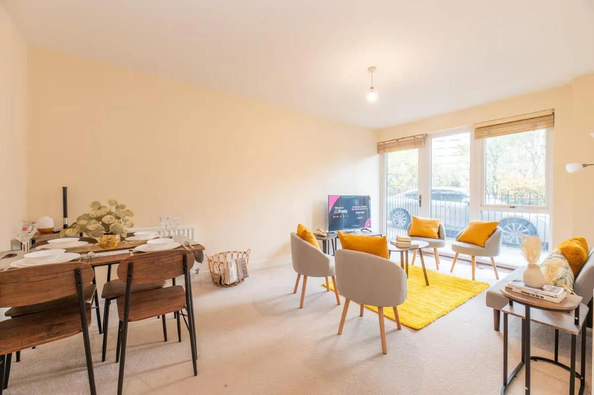 Image 4 of Bright 2BR Flat Parking 1 Min to Tube Metro Next to London Museum – Pass the Keys