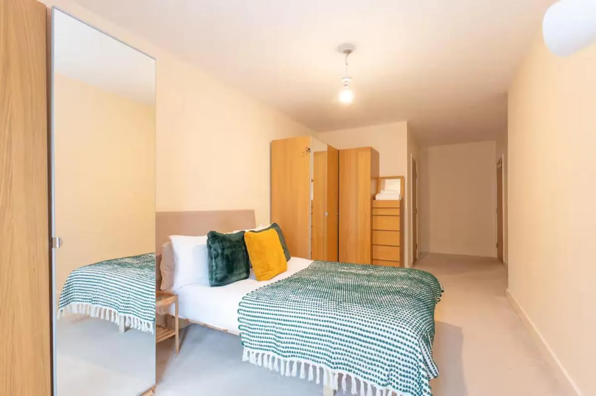 Image 2 of Bright 2BR Flat Parking 1 Min to Tube Metro Next to London Museum – Pass the Keys