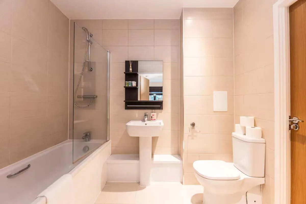 Image 3 of Bright 2BR Flat Parking 1 Min to Tube Metro Next to London Museum – Pass the Keys