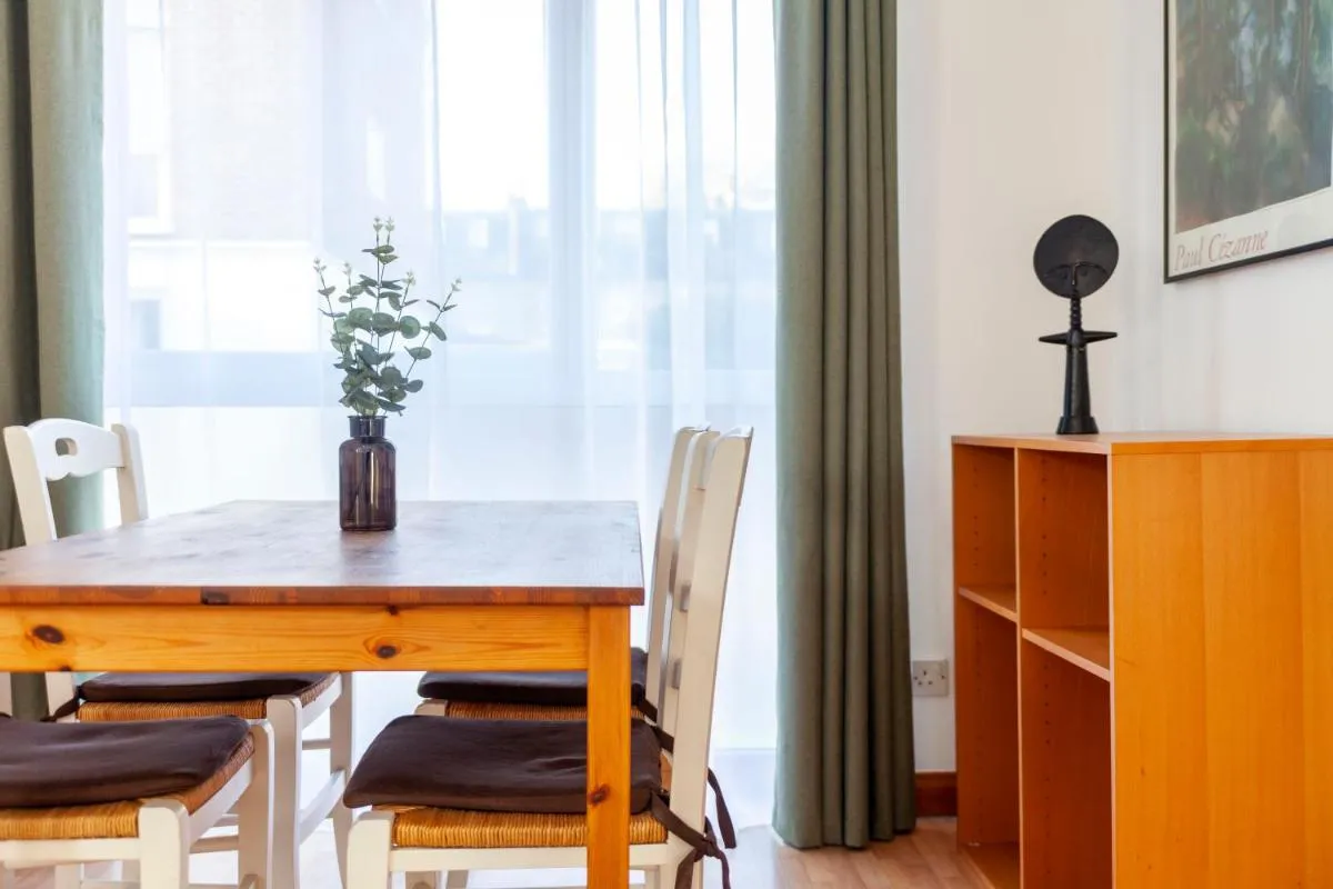 Image 4 of Bright 2BR flat off trendy Chiswick High Road