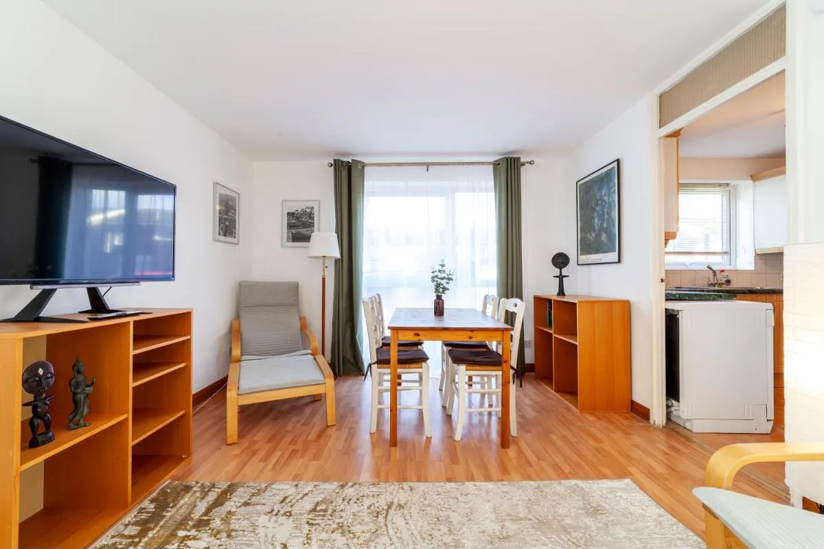 Image 3 of Bright 2BR flat off trendy Chiswick High Road