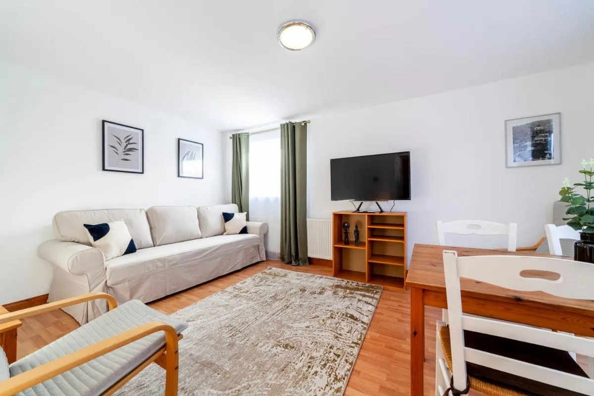 Image 5 of Bright 2BR flat off trendy Chiswick High Road