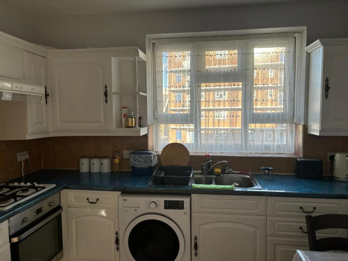 Image 4 of Bright 2 Bedroom Flat Close to City Centre