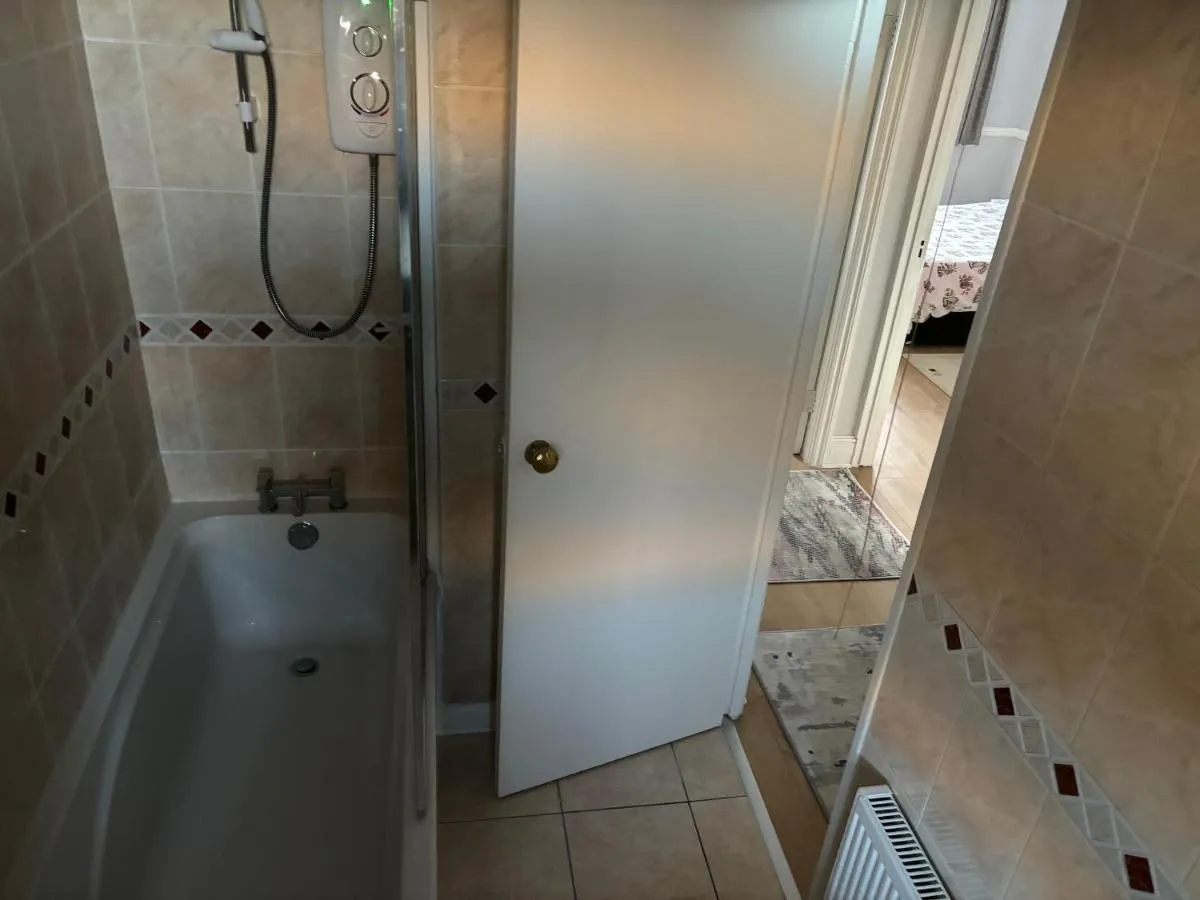 Image 3 of Bright 2 Bedroom Flat Close to City Centre