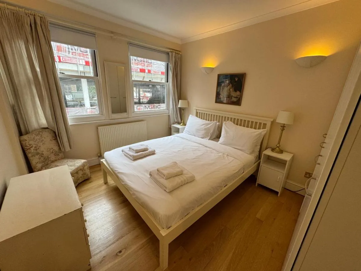 Image 3 of Bright 2 Bedroom Flat in Central London