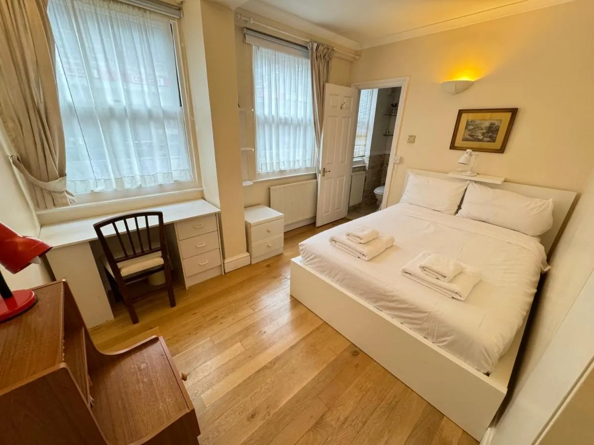 Image 5 of Bright 2 Bedroom Flat in Central London
