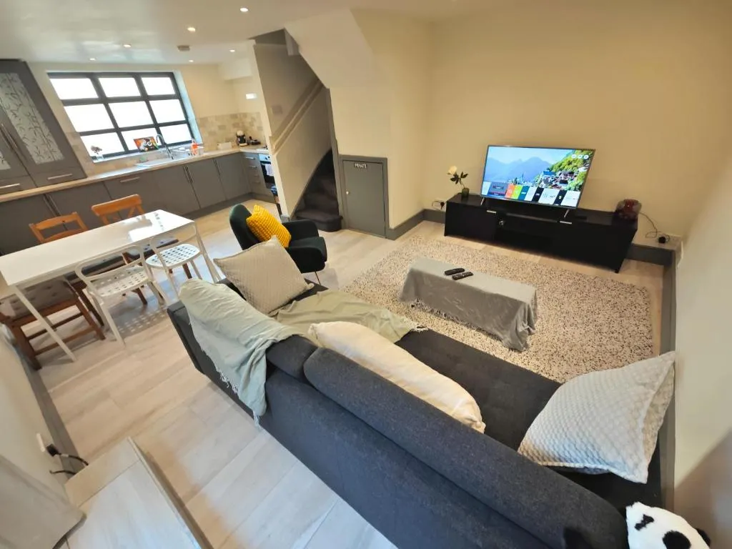 Bright 2 Bedroom Flat with Patio 10 min to Camden Market