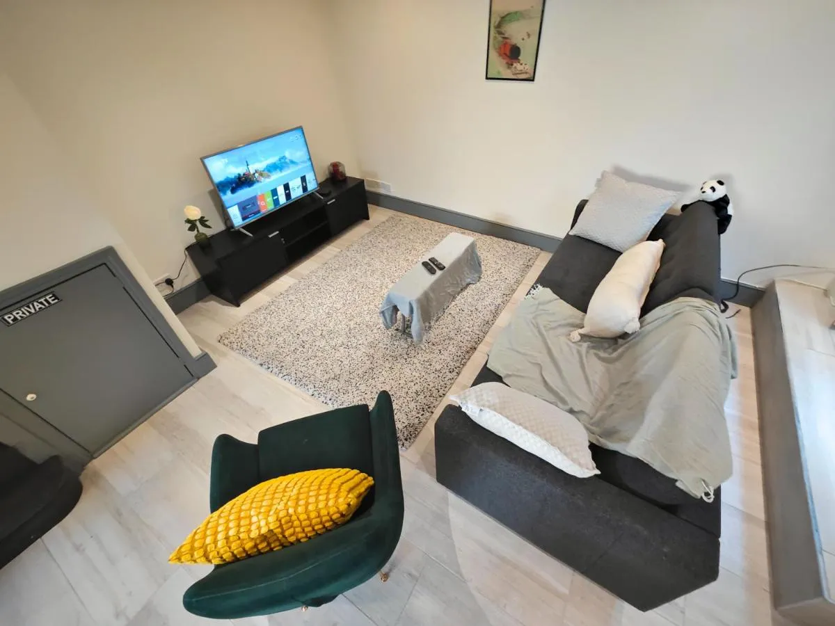 Image 5 of Bright 2 Bedroom Flat with Patio 10 min to Camden Market
