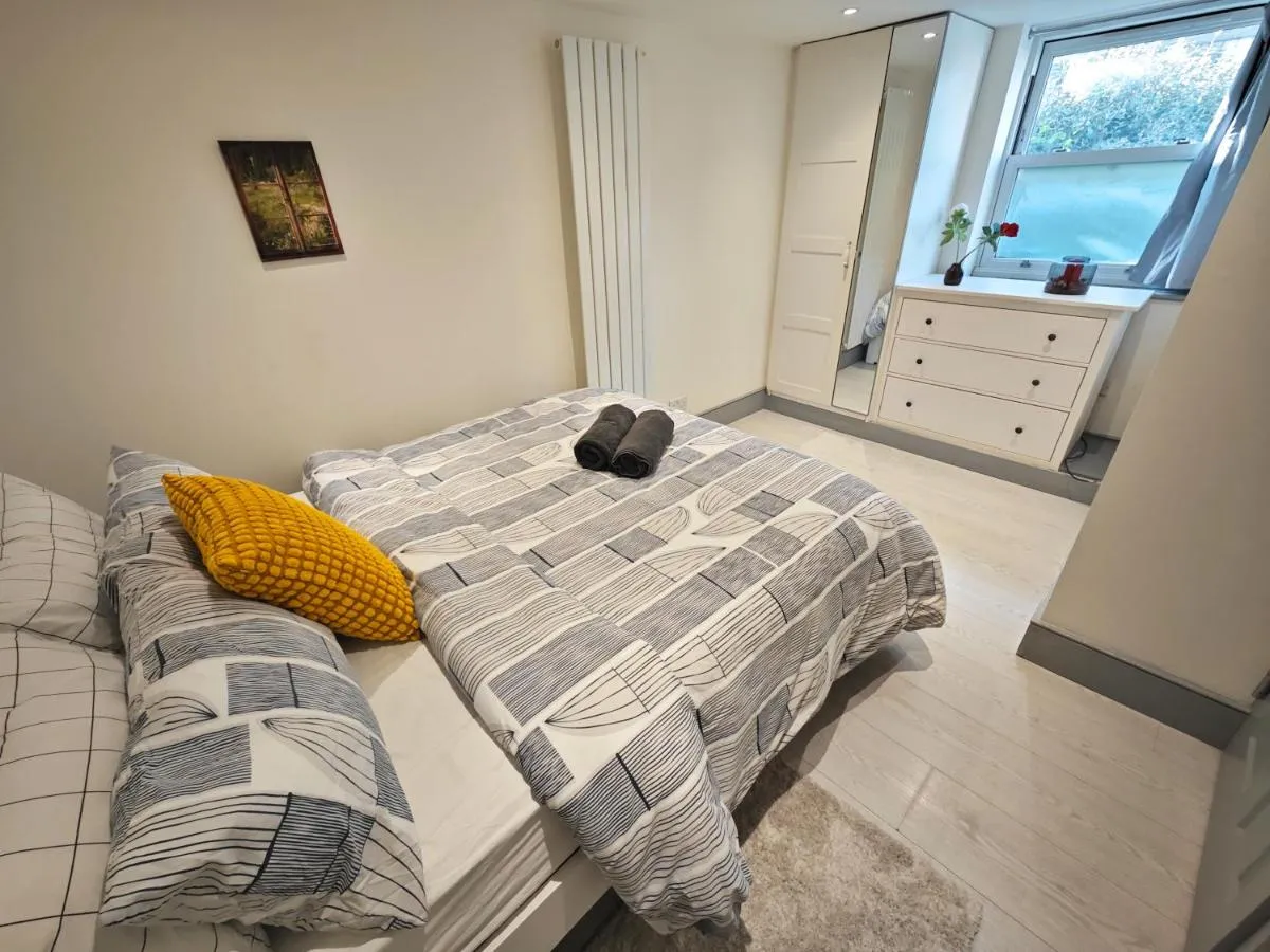 Image 2 of Bright 2 Bedroom Flat with Patio 10 min to Camden Market