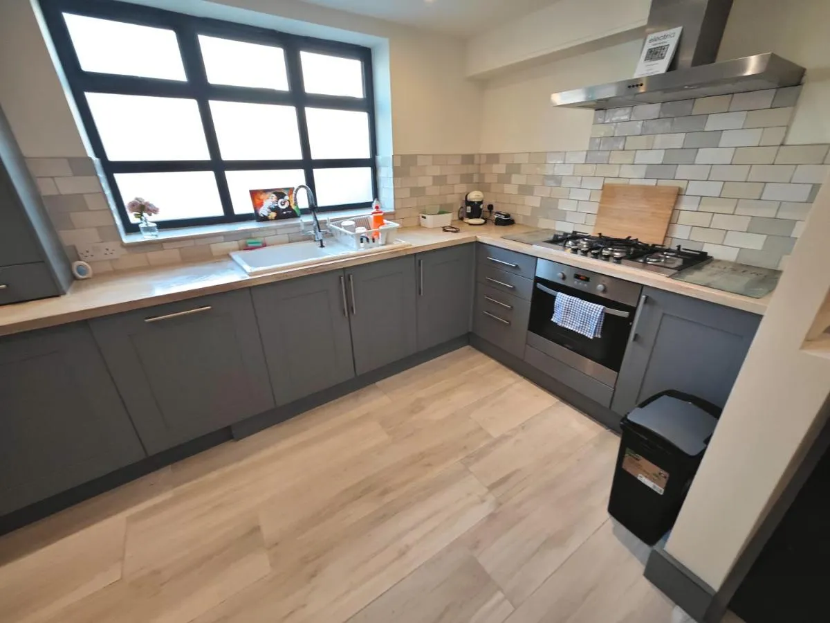 Image 4 of Bright 2 Bedroom Flat with Patio 10 min to Camden Market