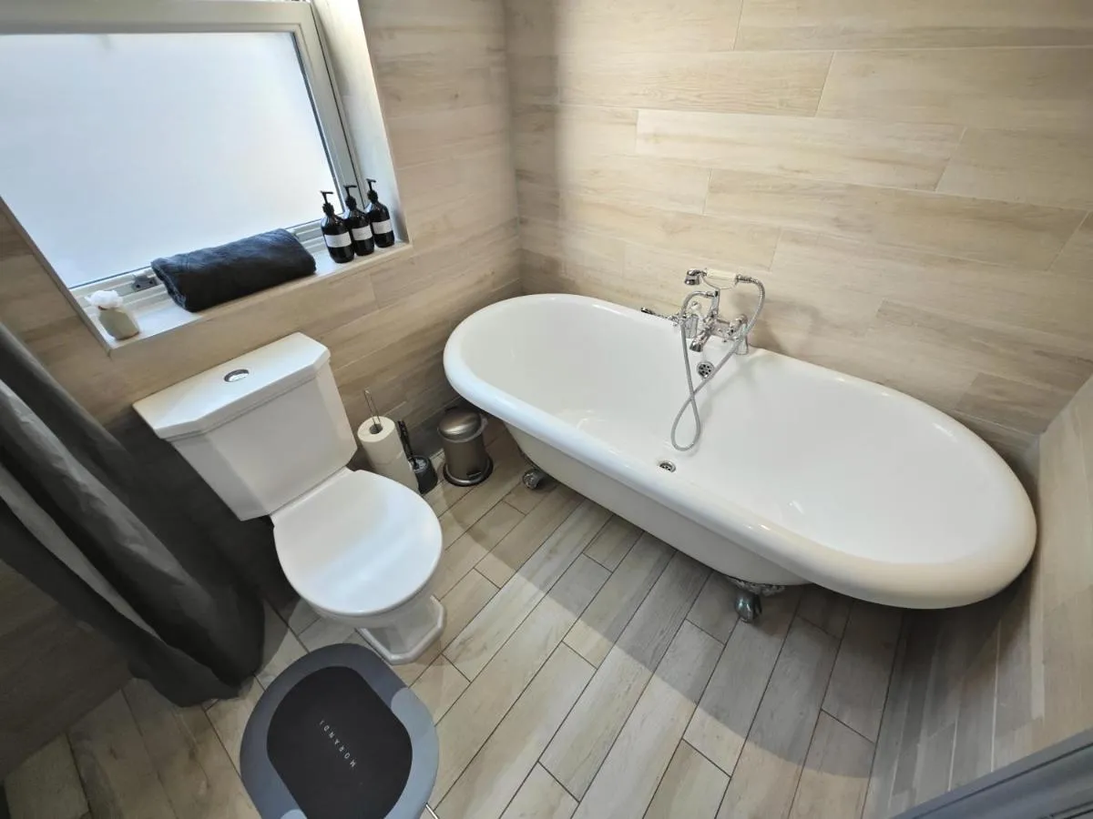 Image 3 of Bright 2 Bedroom Flat with Patio 10 min to Camden Market