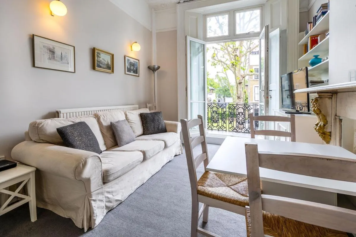 Image 4 of Bright 2 bedroom flat with terrace in Notting Hill