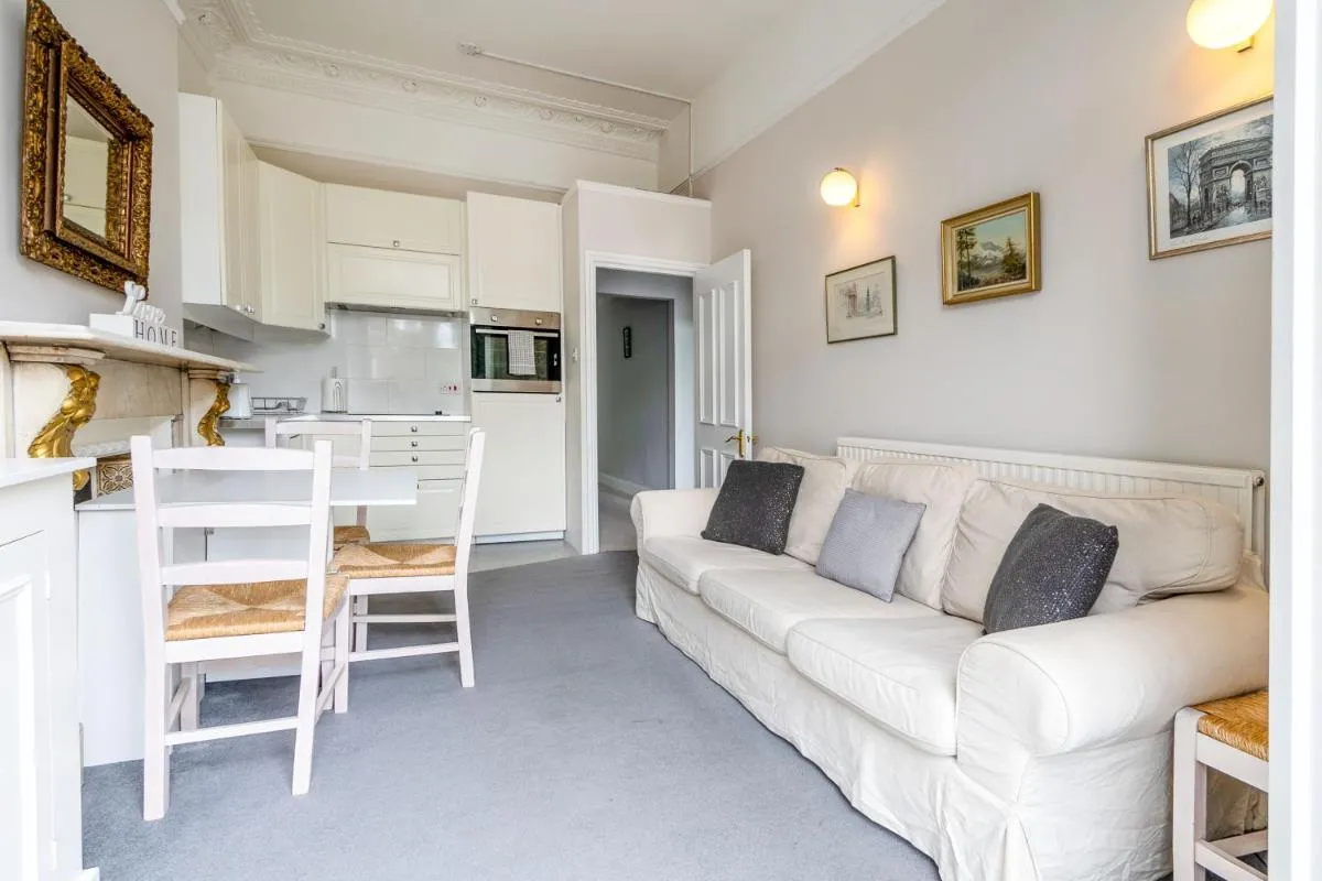 Image 5 of Bright 2 bedroom flat with terrace in Notting Hill