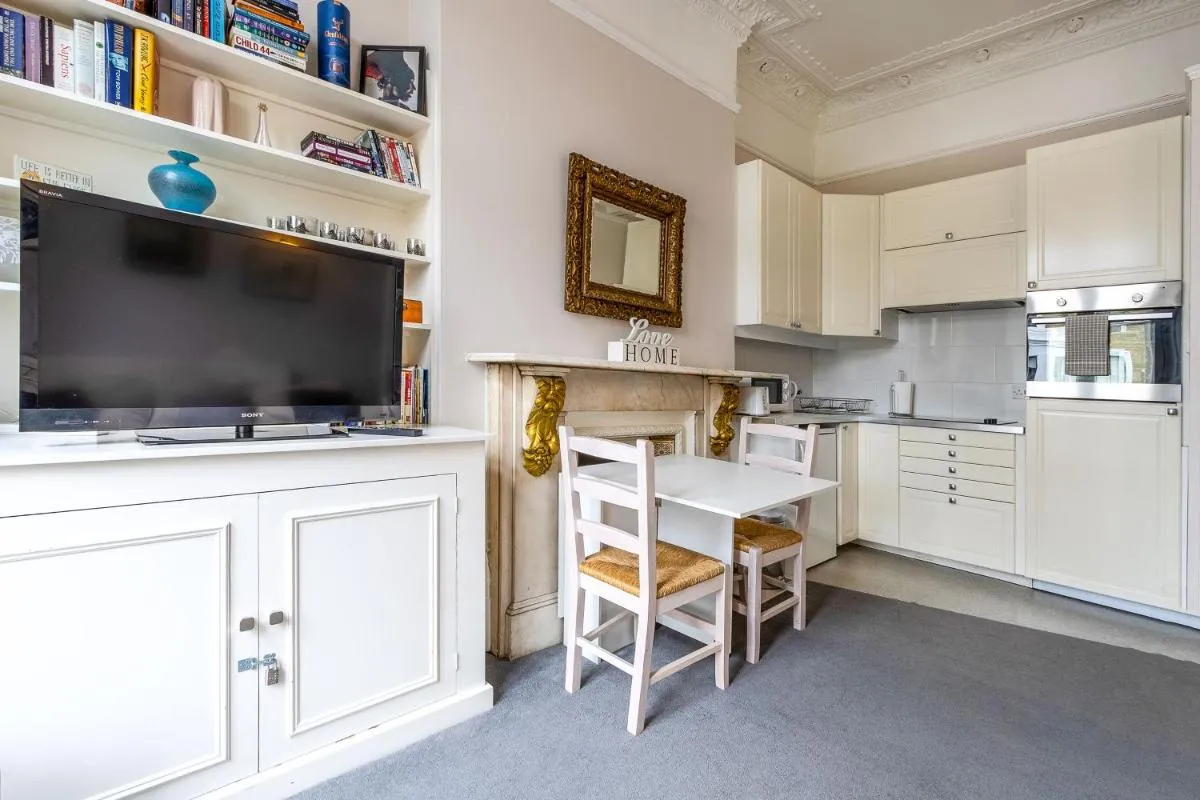 Image 3 of Bright 2 bedroom flat with terrace in Notting Hill