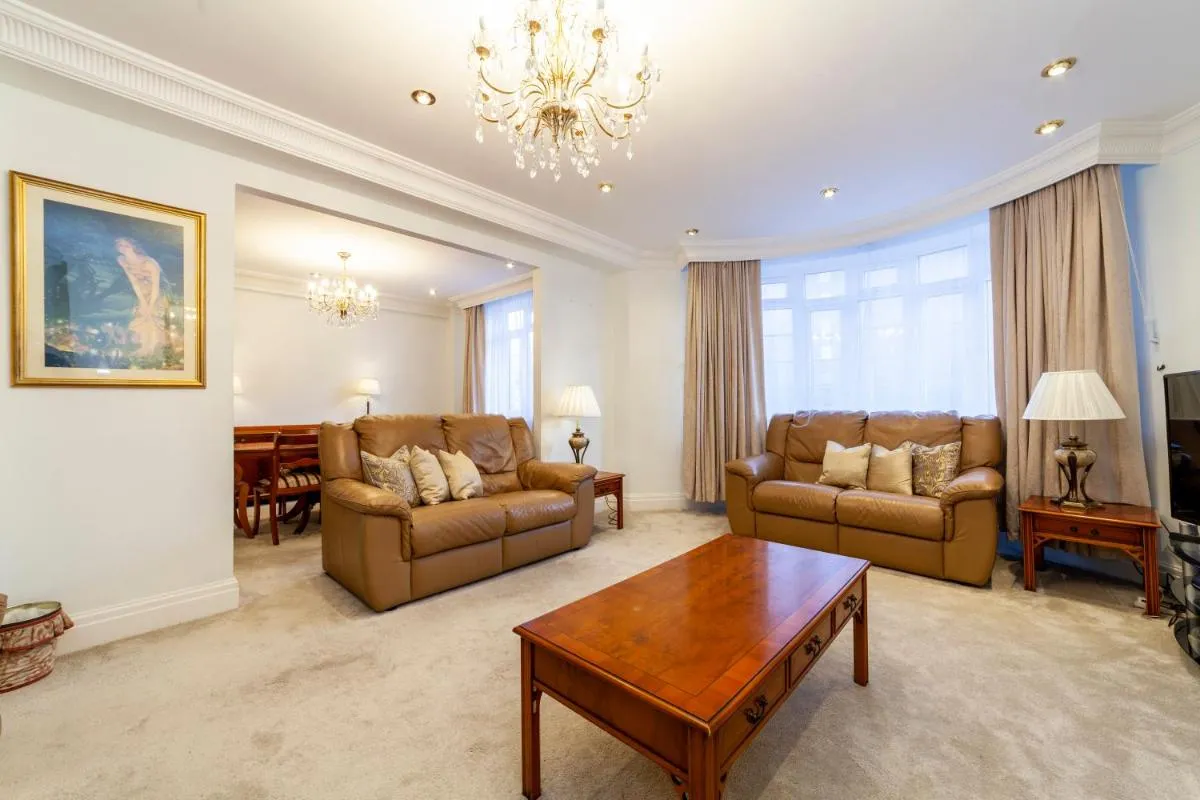 Image 5 of Bright 3BDR apt near Swiss Cottage