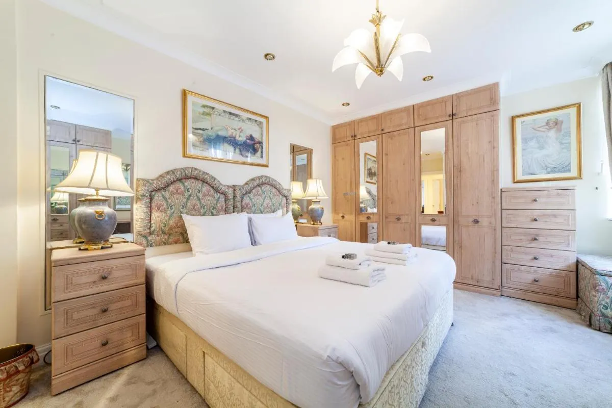 Image 2 of Bright 3BDR apt near Swiss Cottage