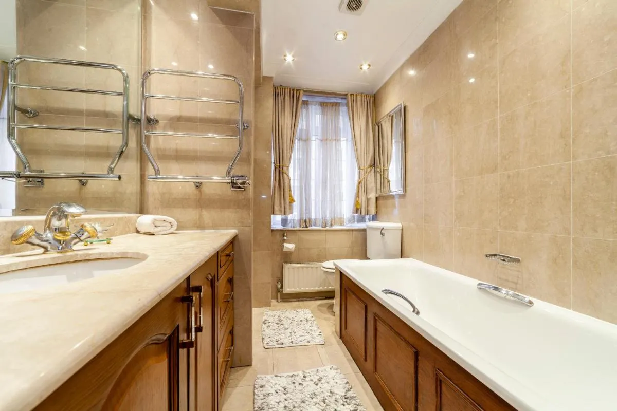 Image 3 of Bright 3BDR apt near Swiss Cottage