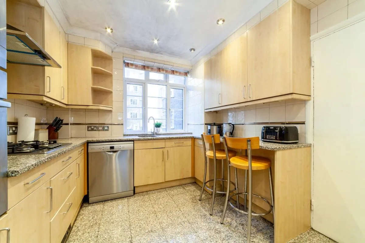 Image 4 of Bright 3BDR apt near Swiss Cottage