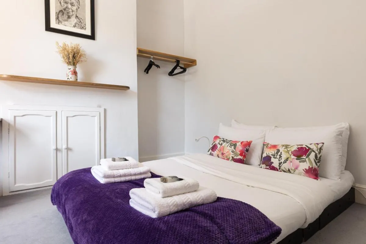 Image 4 of Bright 3BR House with Garden