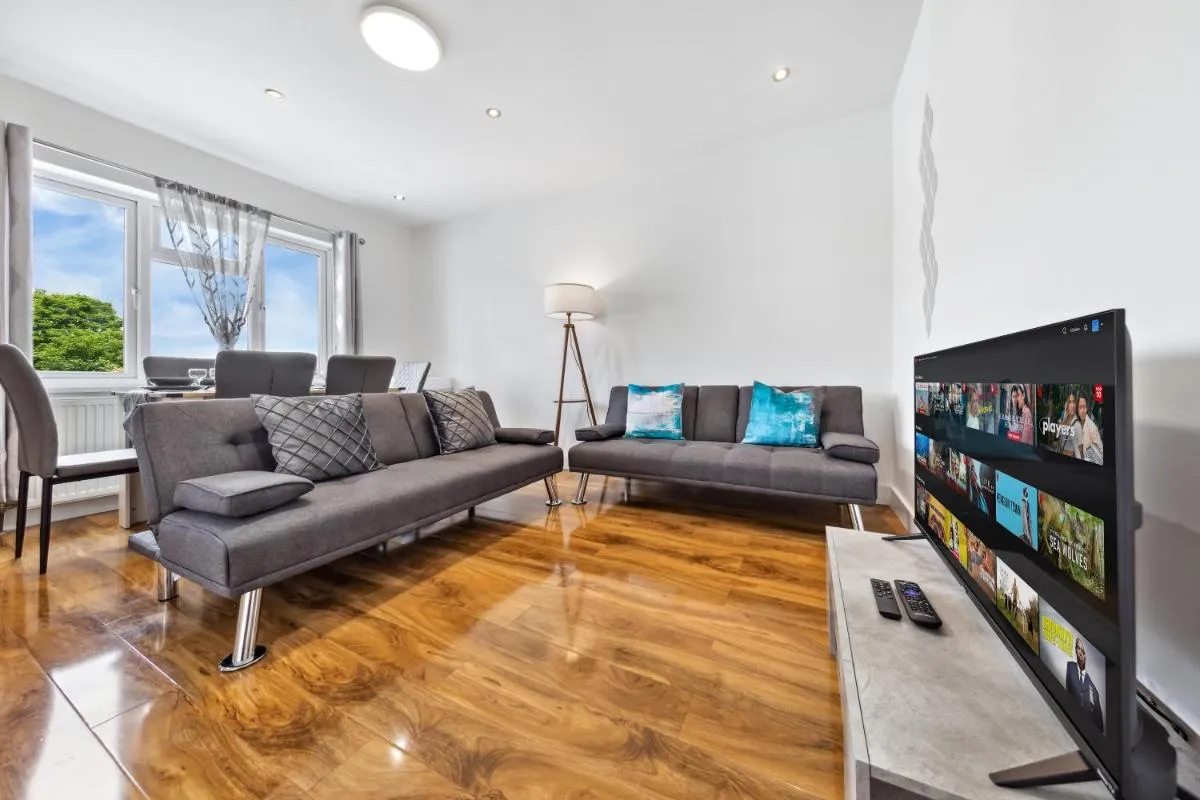 Image 3 of Bright 4BR 2BA Gem in Wembley Harrow – Sleeps 8