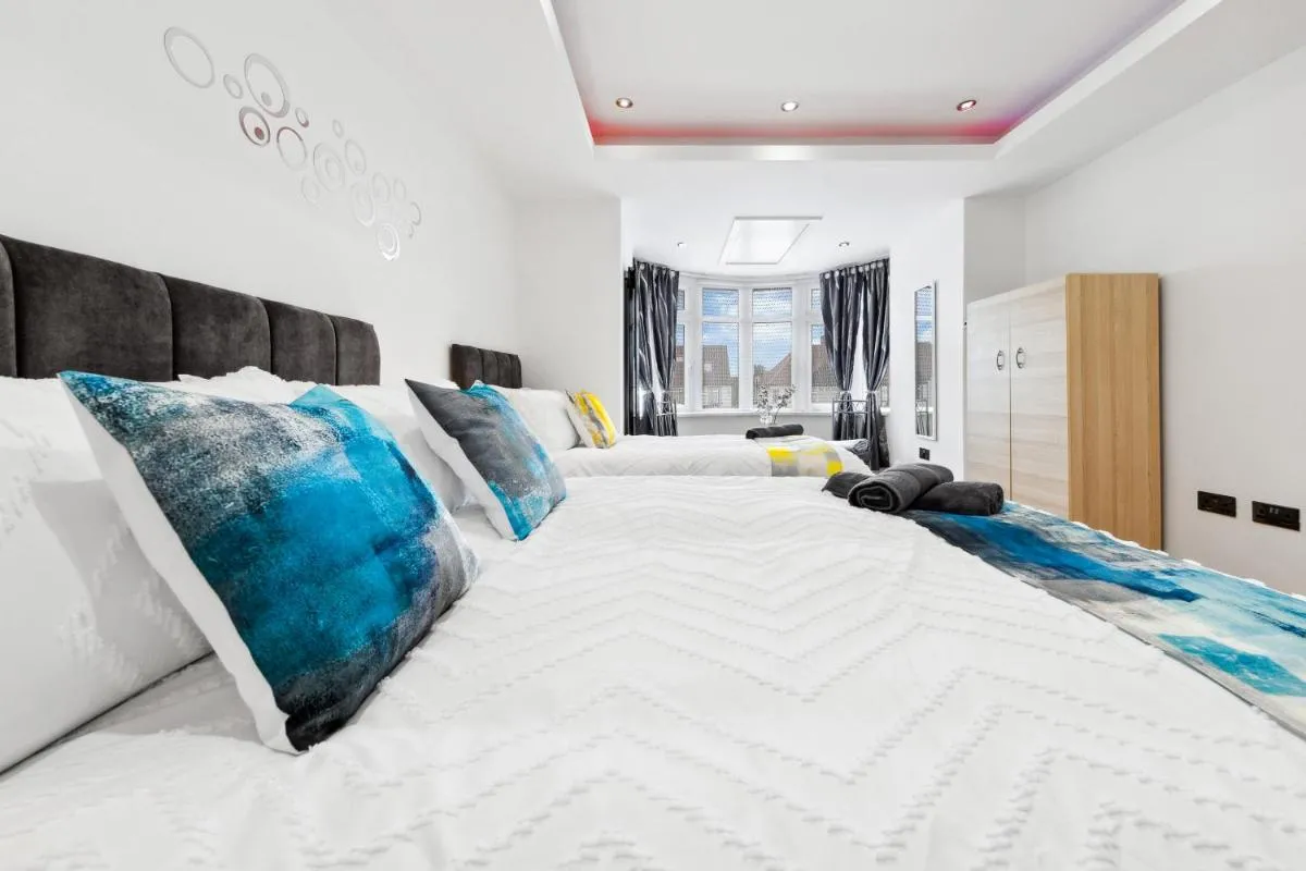Image 5 of Bright 4BR 2BA Gem in Wembley Harrow – Sleeps 8