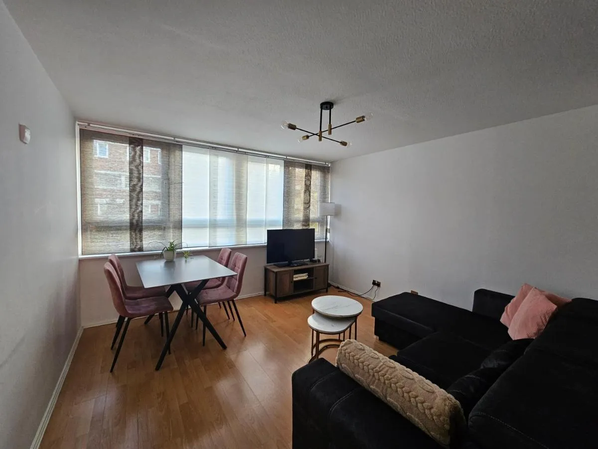 Image 3 of Bright Battersea Apartment, Free Parking Near Chelsea