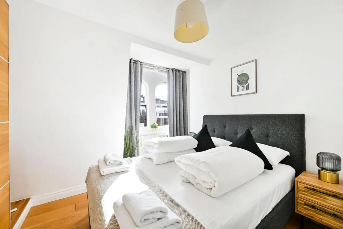 Image 3 of Bright Fitzrovia 2 Bed Apartments