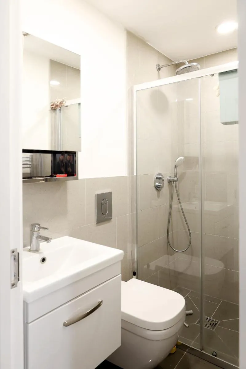 Image 4 of Bright Ground Floor Flat with Free Parking and Balcony Near Stoke Newington