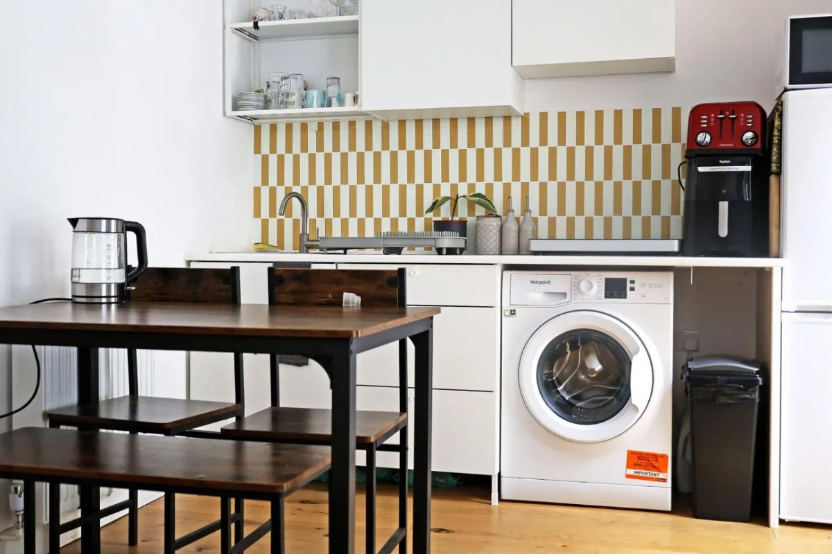 Image 3 of Bright Ground Floor Flat with Free Parking and Balcony Near Stoke Newington