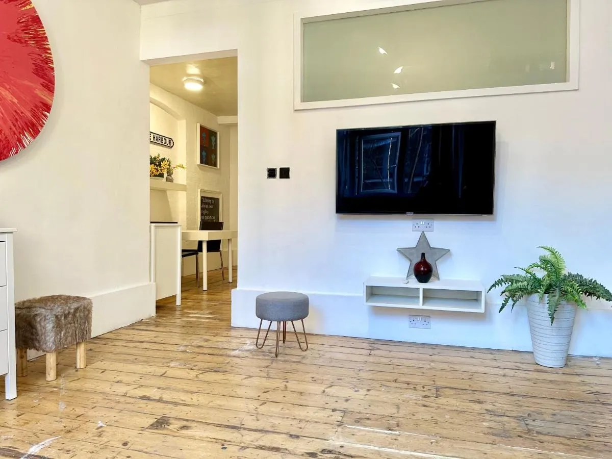 Image 4 of Bright Large Double Bedroom Flat