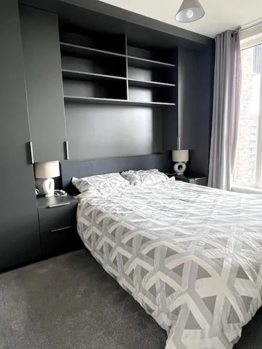 Image 3 of Bright Modern Flat with Balcony 30mins from Euston
