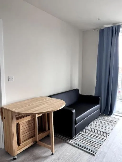 Image 4 of Bright Modern Flat with Balcony 30mins from Euston