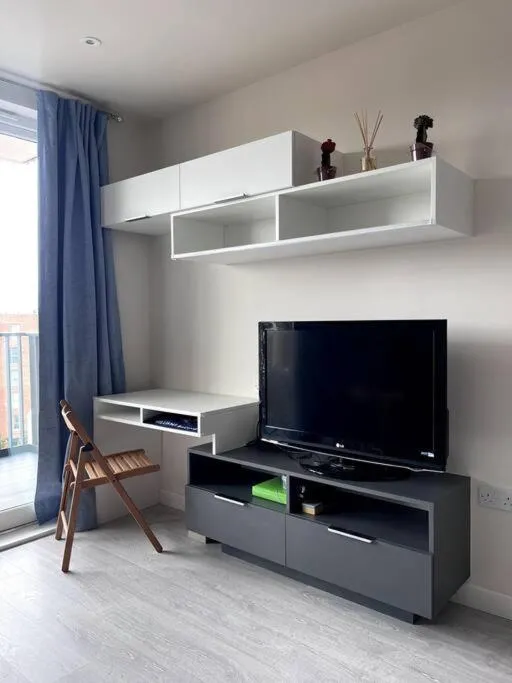 Image 5 of Bright Modern Flat with Balcony 30mins from Euston