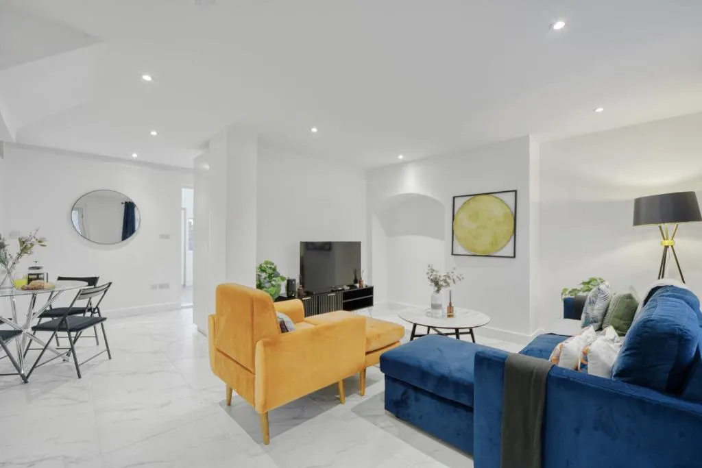 Image 1 of Bright Modern Mill Hill Home Free Parking and Garden