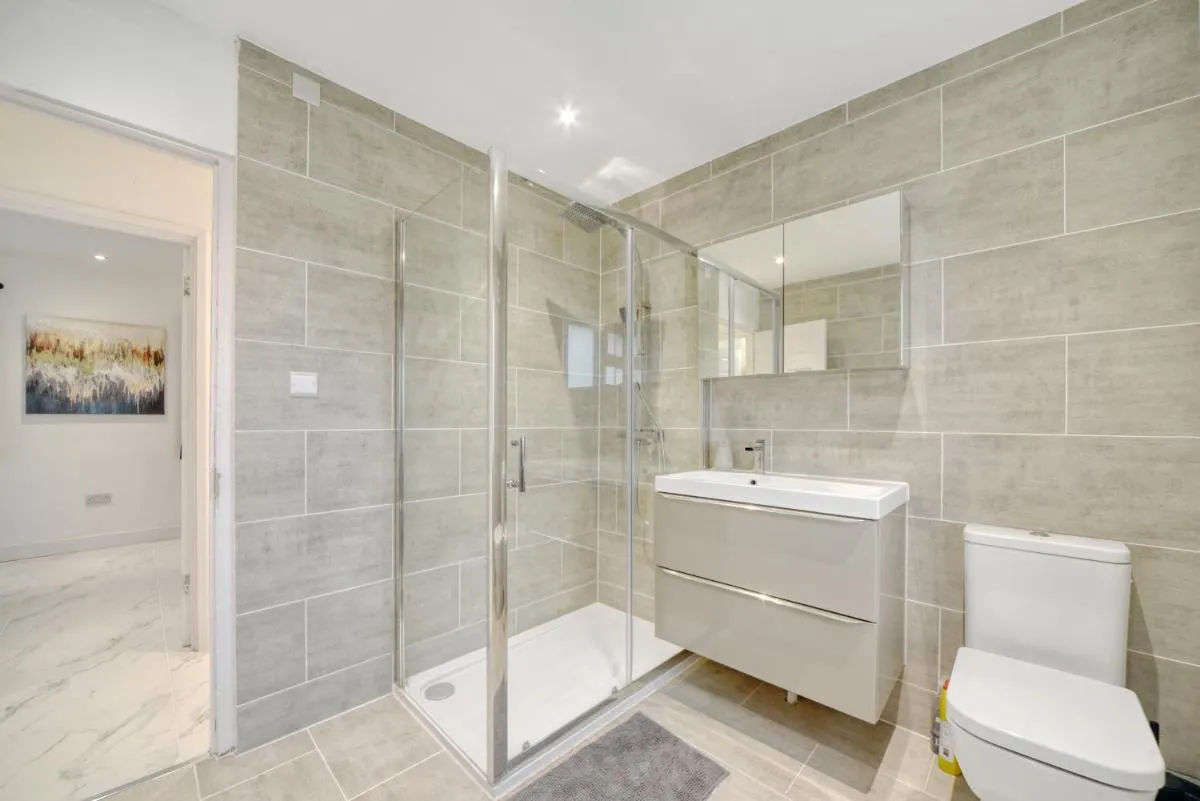 Image 3 of Bright Modern Mill Hill Home Free Parking and Garden