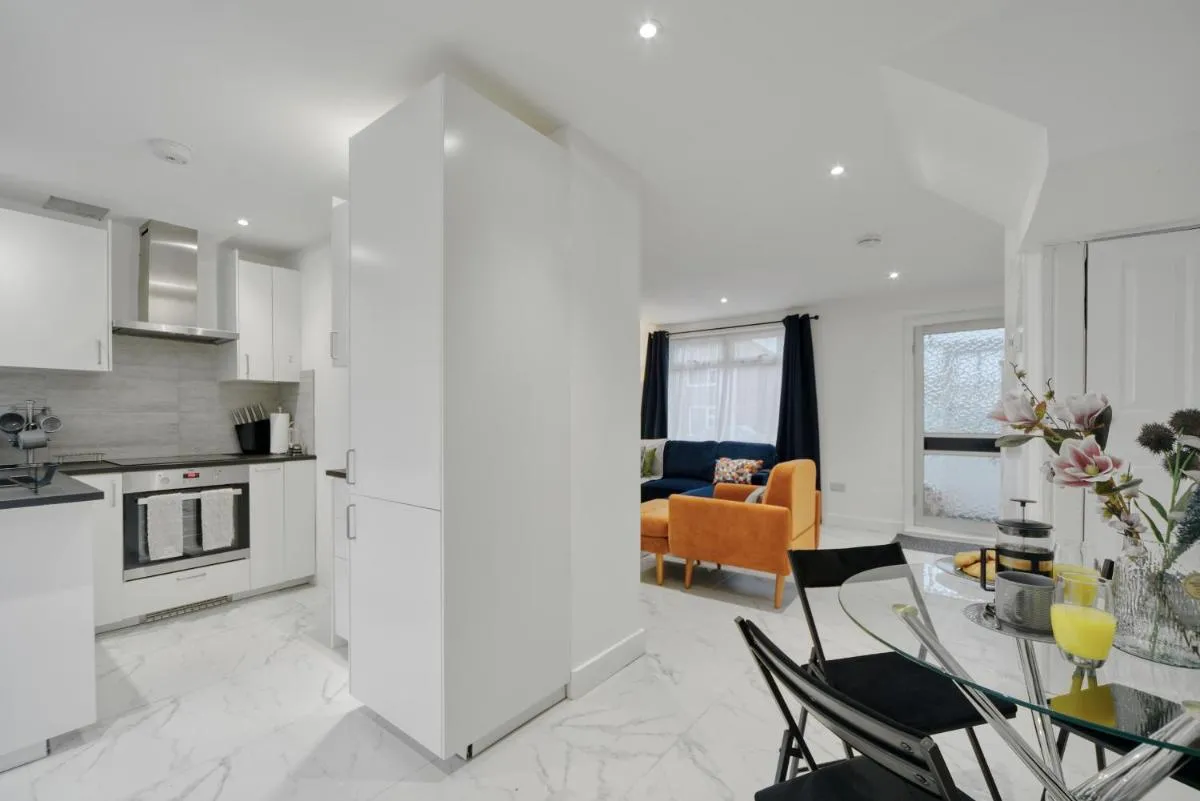 Image 4 of Bright Modern Mill Hill Home Free Parking and Garden