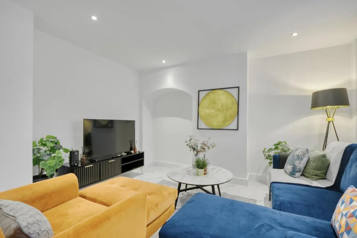 Image 5 of Bright Modern Mill Hill Home Free Parking and Garden