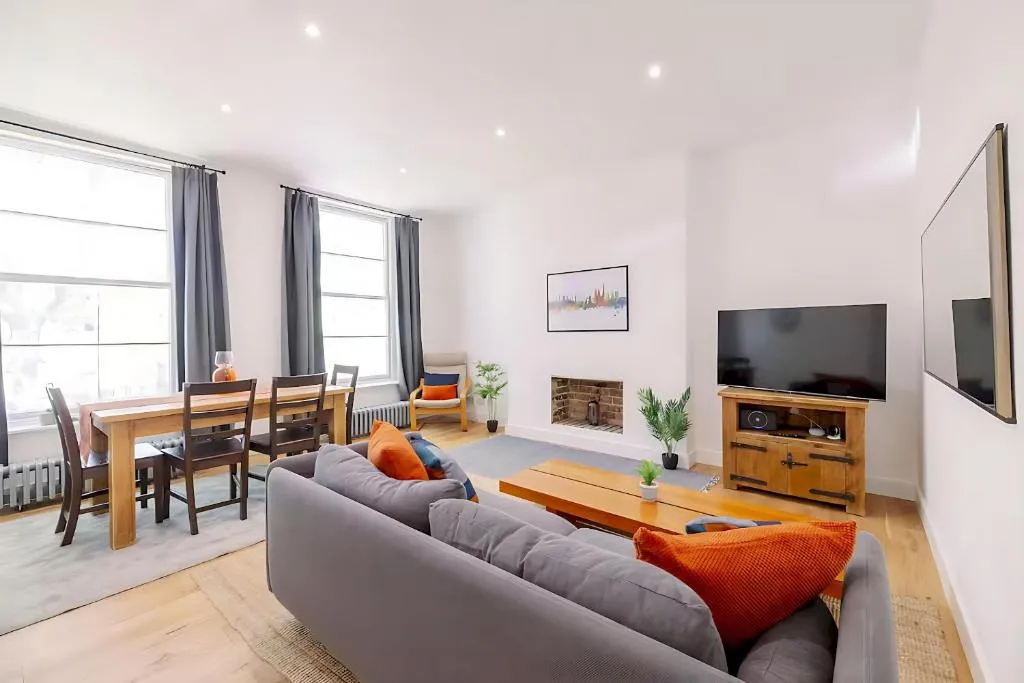 Bright, Spacious 2-bed, 5 mins from Tube, Sleeps 4 – Pass the Keys