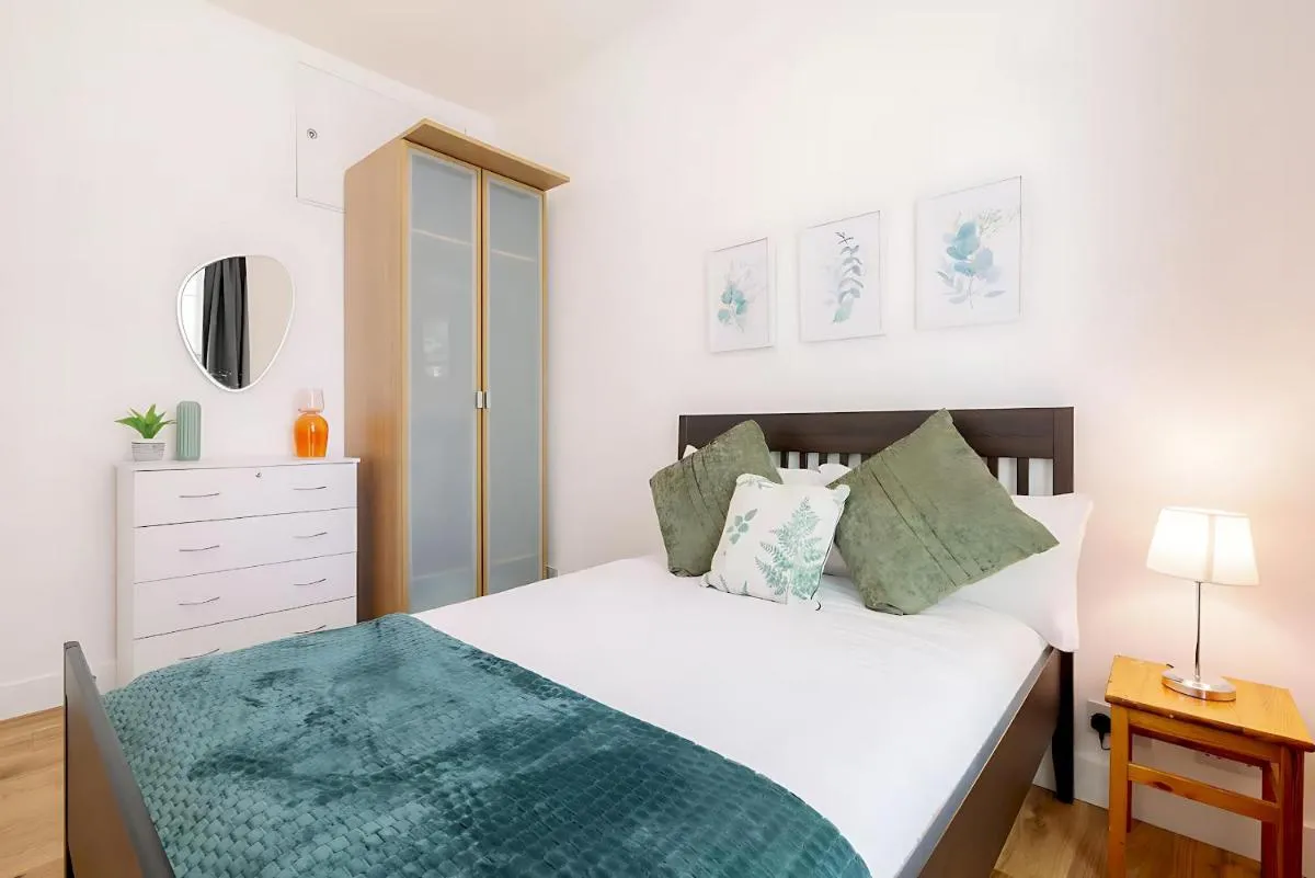 Image 2 of Bright, Spacious 2-bed, 5 mins from Tube, Sleeps 4 – Pass the Keys