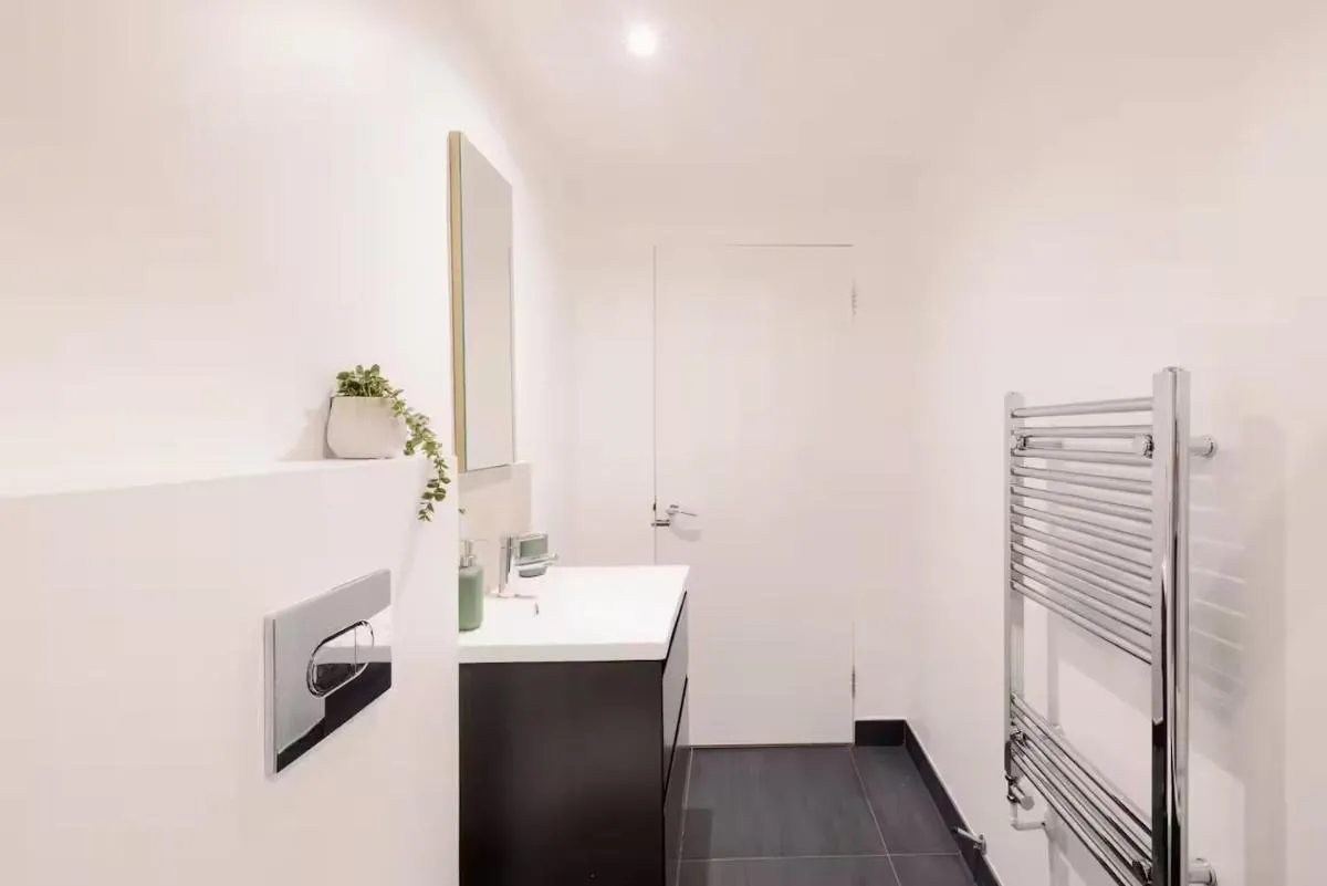 Image 3 of Bright, Spacious 2-bed, 5 mins from Tube, Sleeps 4 – Pass the Keys