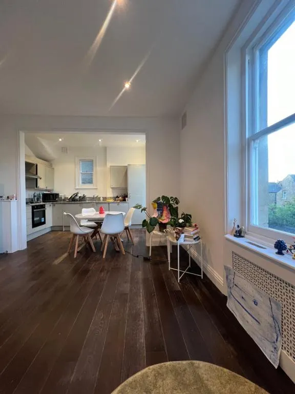 Bright, Spacious, Charming & Fully Equipped Victorian Flat in Quiet Brixton