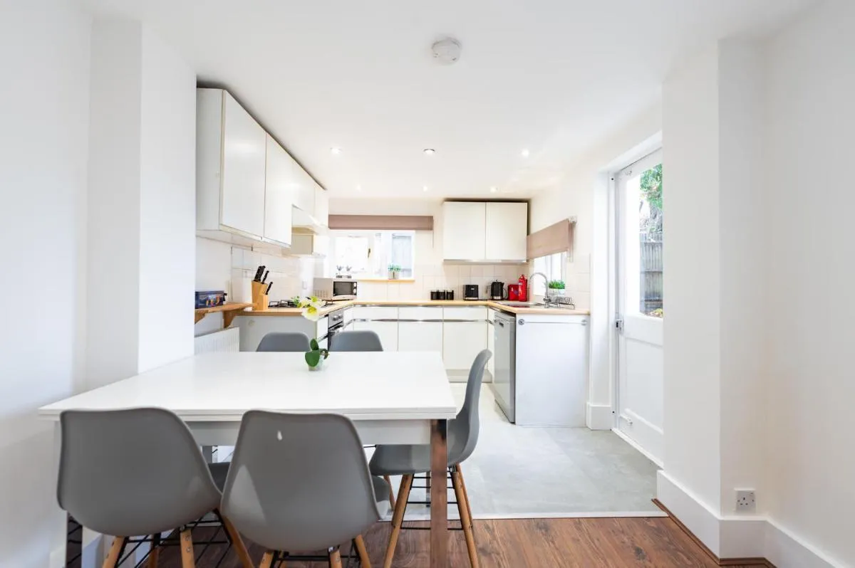Image 4 of Bright, Spacious & Large Wimbledon Flat (17WHS)