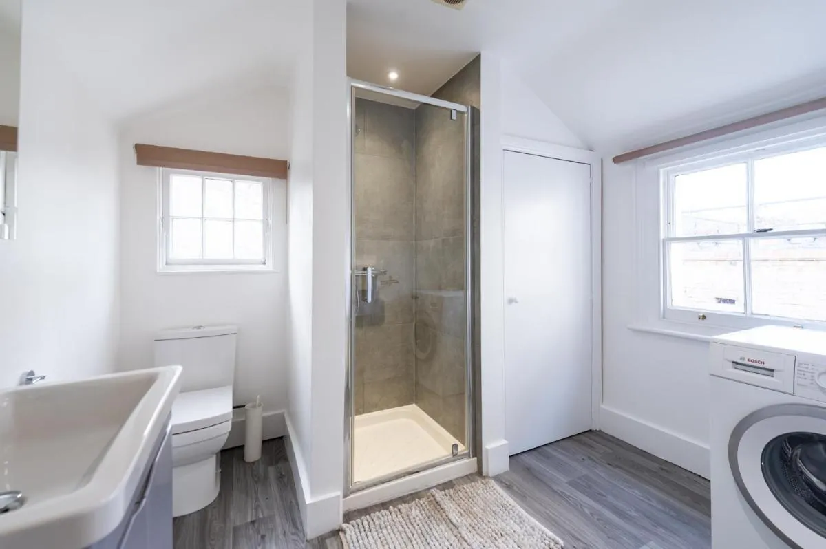 Image 3 of Bright, Spacious & Large Wimbledon Flat (17WHS)