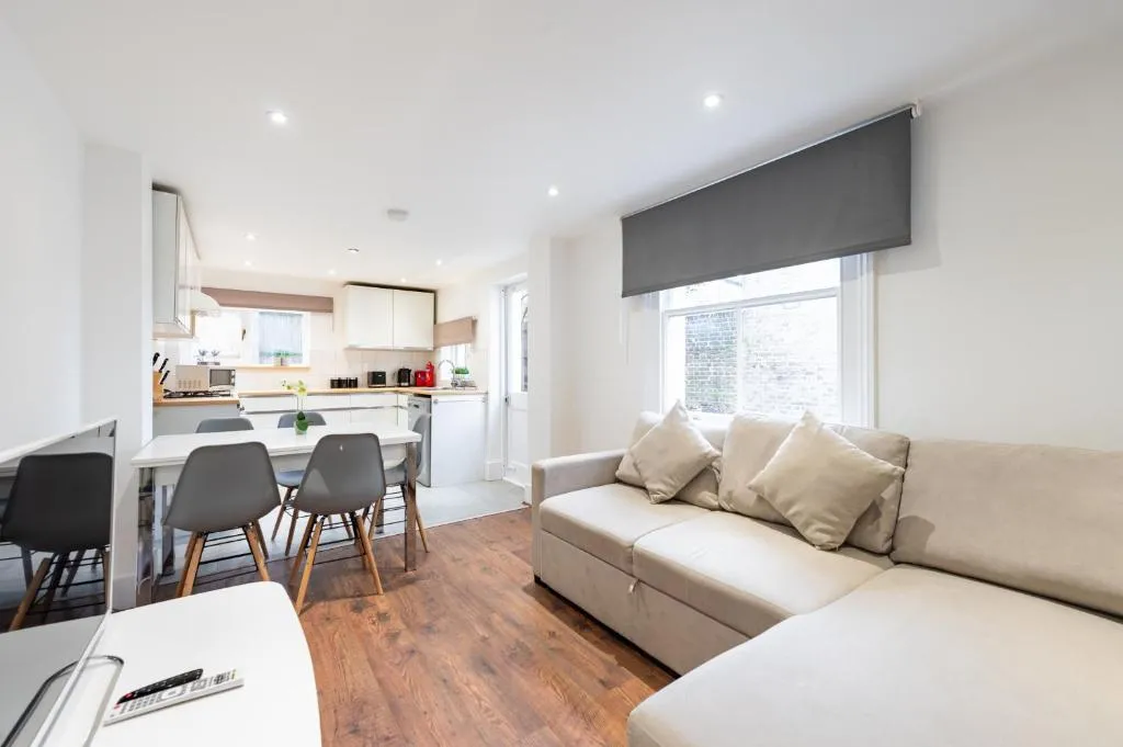 Image 1 of Bright, Spacious & Large Wimbledon Flat (17WHS)