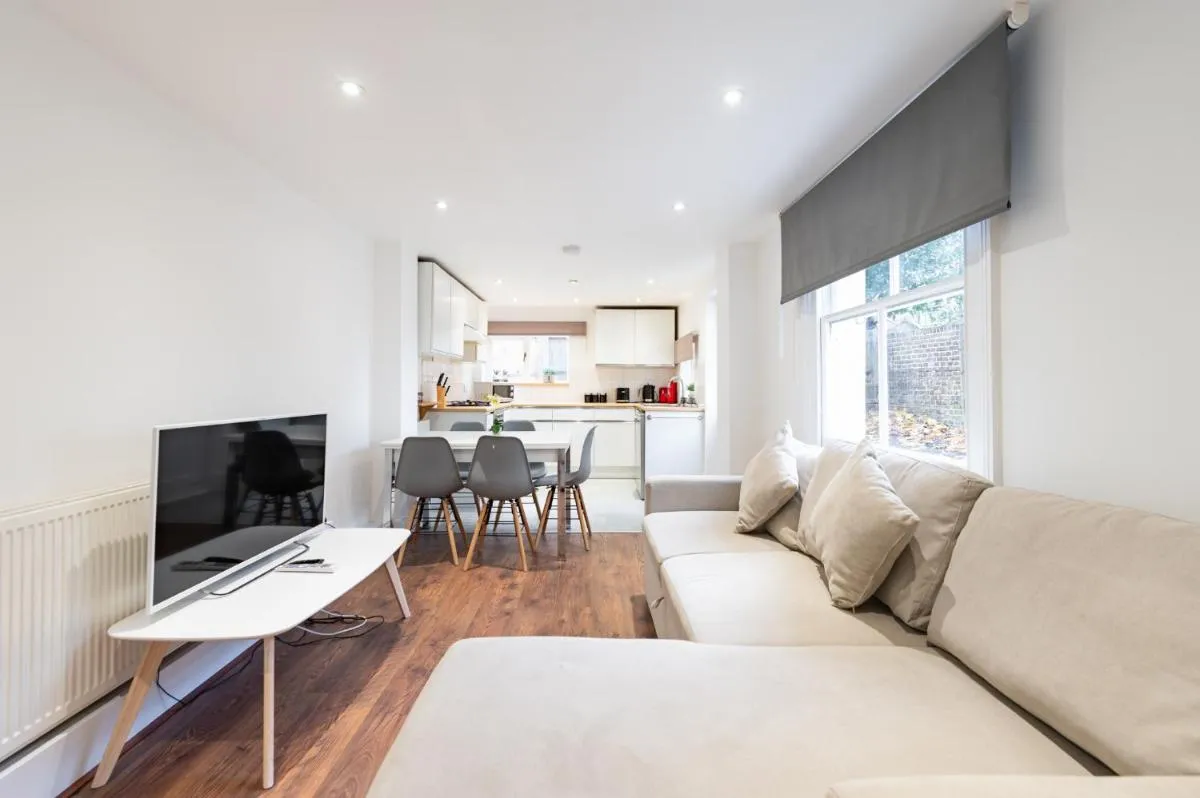 Image 5 of Bright, Spacious & Large Wimbledon Flat (17WHS)