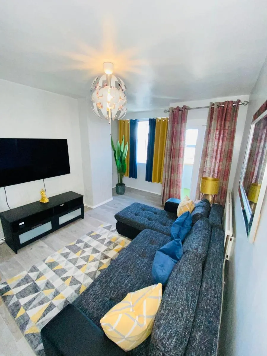 Image 4 of Bright, Spacious, modern Interior Decor 2 bedrooms Apartment with amazing views
